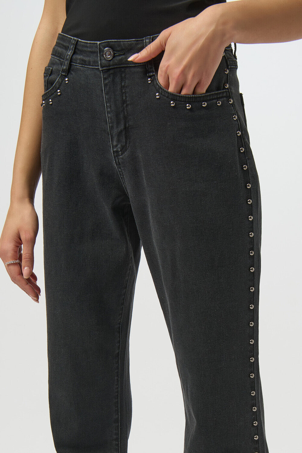 Edgy Mid-rise Jeans